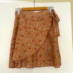 Vero Moda - short floral wrapped skirt - size M